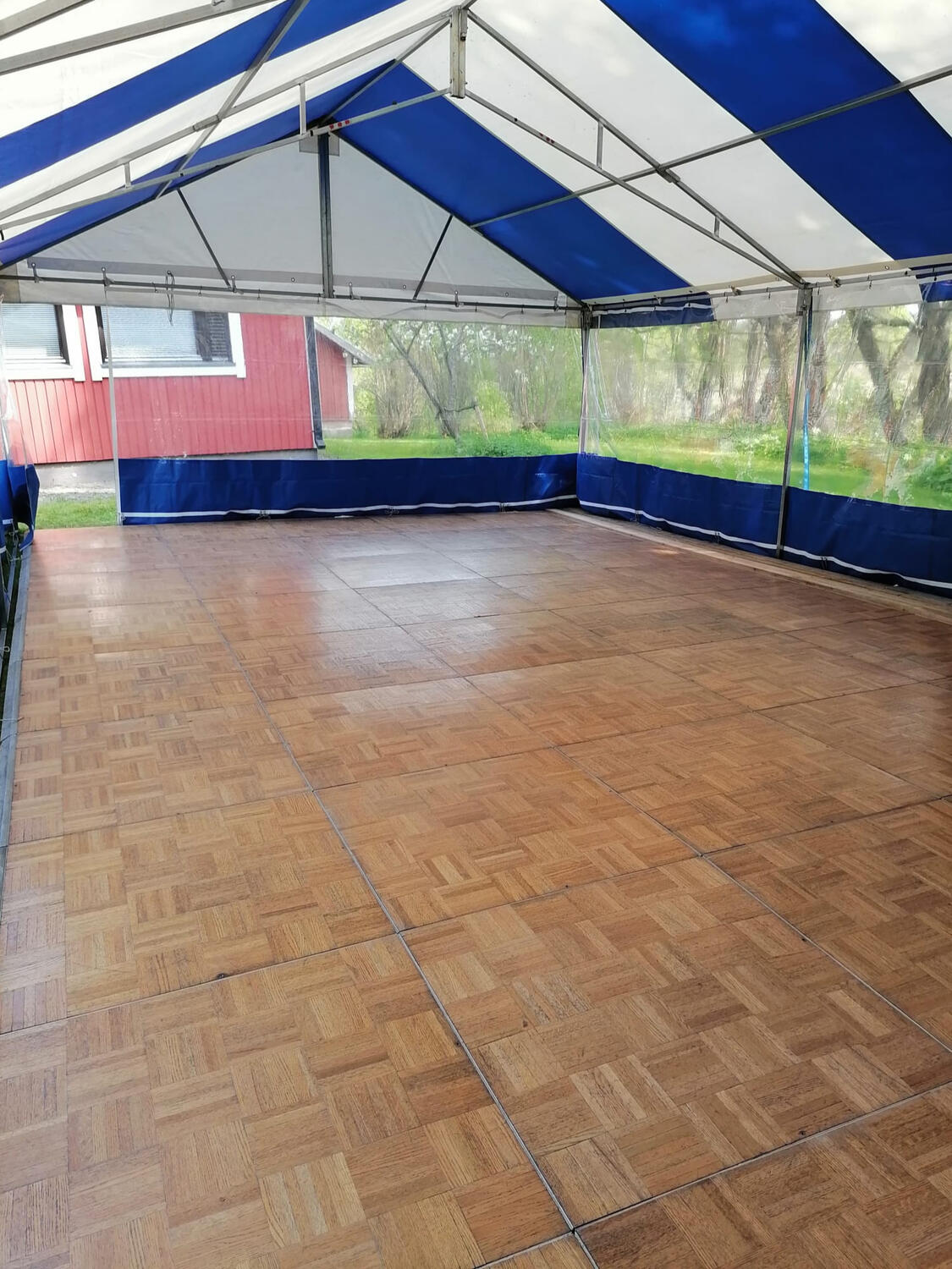 Juhlateltta sisältä