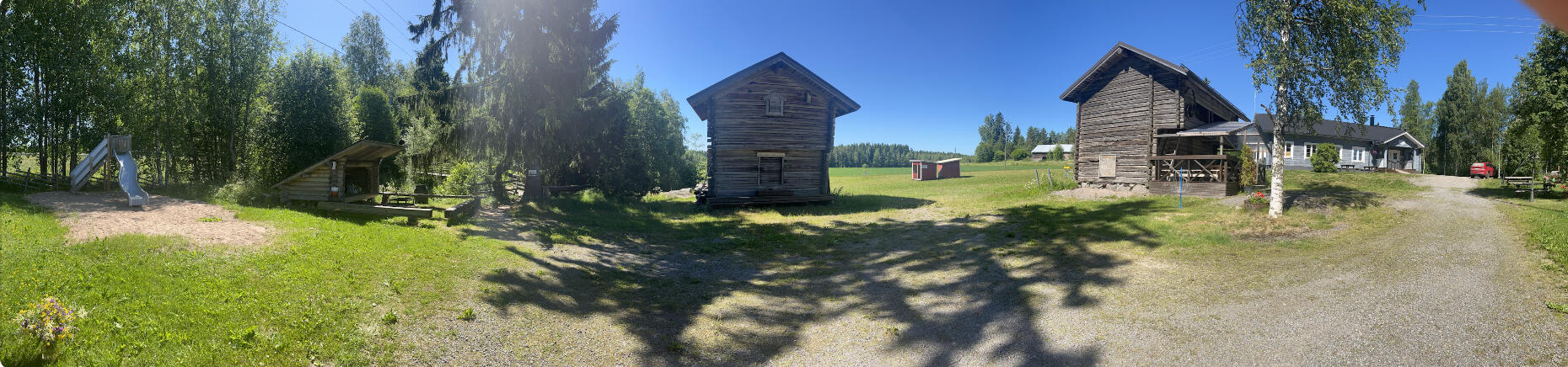 Vasemmalta oikealle: leikkipaikka, laavu, aitat, kylätalo