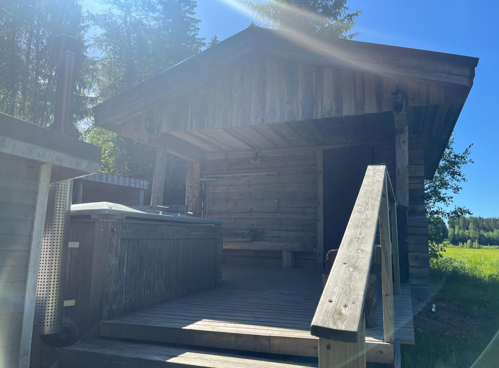 Jatkuvalämmitteinen sauna (kylpykuutio vasemmalla)